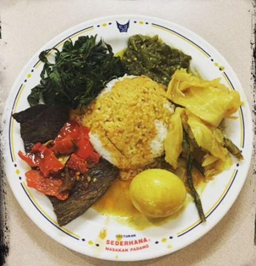 Cerita di Balik Porsi Nasi Padang Antara Makan di Restoran dan Dibungkus