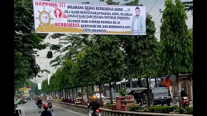 Spanduk Imbauan Berbahasa Indonesia Ini Bikin Gagal Paham