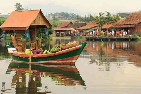 Mencicipi Kuliner Asli Indonesia di Floating Market Lembang