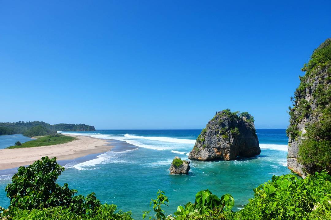 Eksotisnya Keindahan Alam Pantai Watu Maladong
