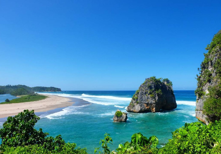 Eksotisnya Keindahan Alam Pantai Watu Maladong