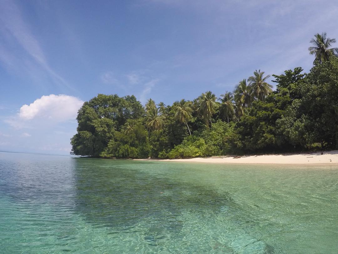 Berwisata ke Pulau Ahe Surga Tersembunyi di Papua