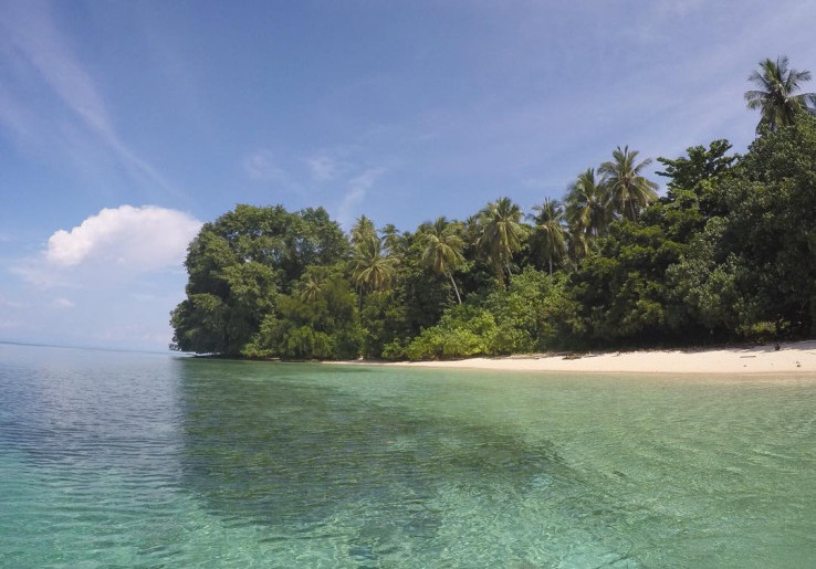 Berwisata ke Pulau Ahe Surga Tersembunyi di Papua