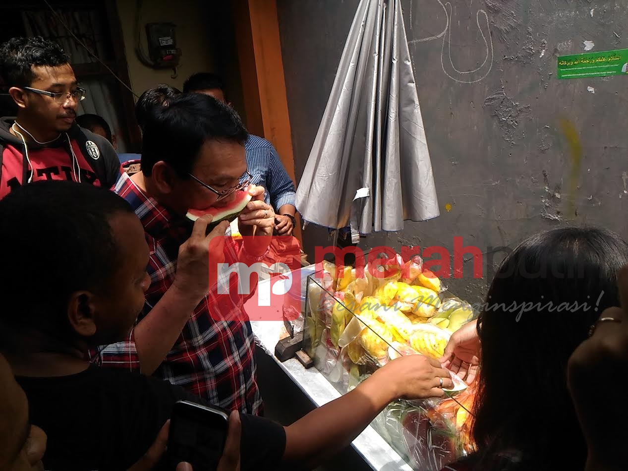 Blusukan, Ahok Borong Buah Milik Pedagang