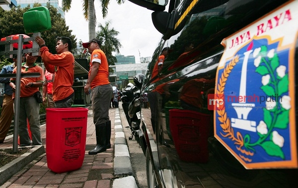 Pemasangan Tong Sampah di Ibu Kota