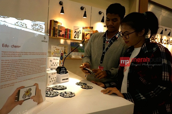Belajar Kimia Berbasis Virtual Learning dengan Aplikasi Smartphone