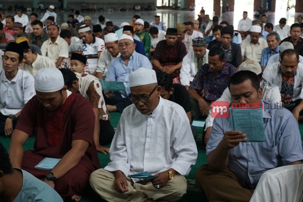 Jemaah Salat Jumat Istighotsah untuk Massa Aksi Damai 411