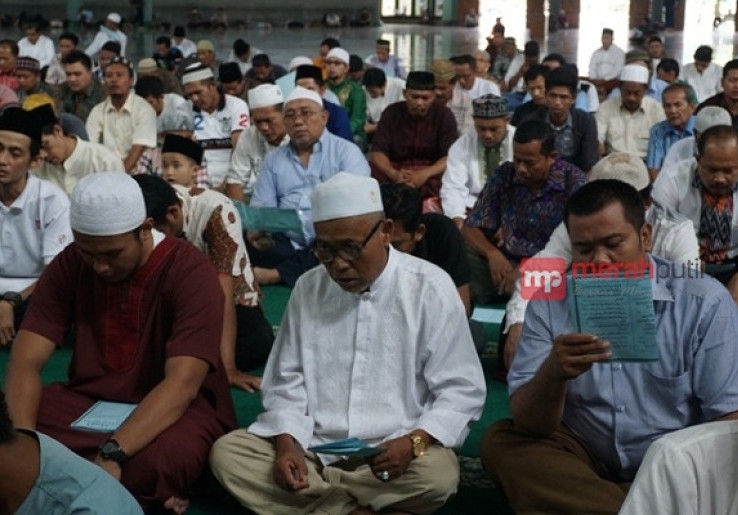 Jemaah Salat Jumat Istighotsah untuk Massa Aksi Damai 411