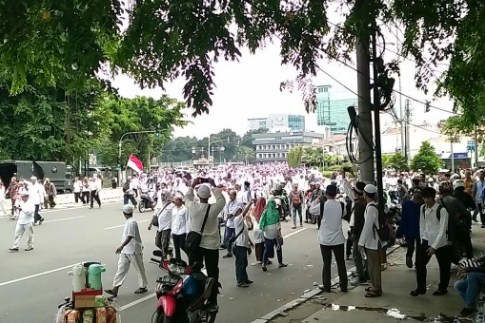 Batas Waktu Unjuk Rasa Usai, Massa Aksi Pilih Bertahan