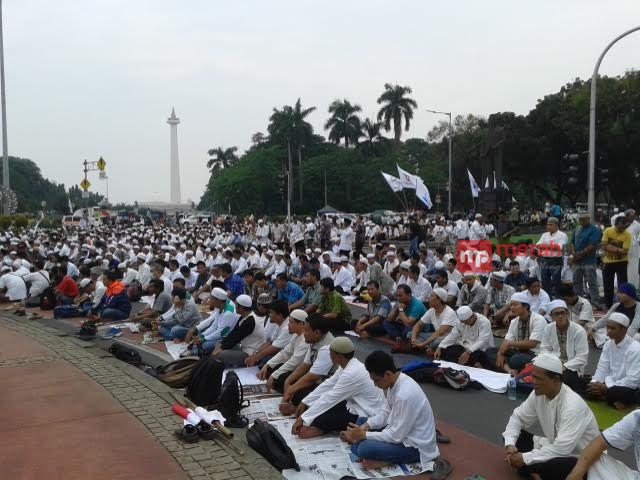Ribuan Massa Lakukan Shalat Jumat di Jalan Merdeka Selatan