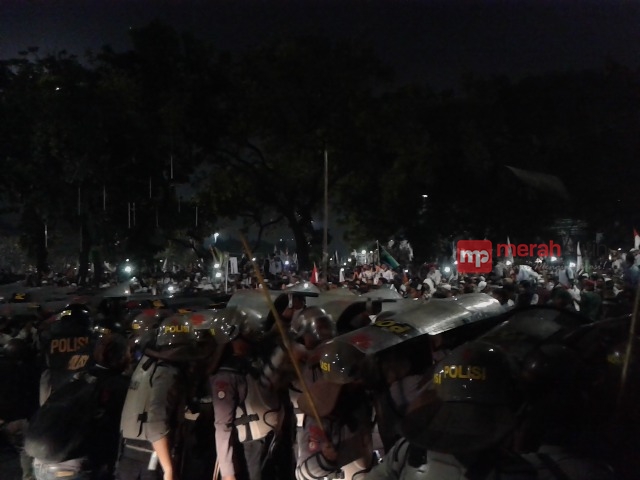 Polisi Tembakkan Gas Air Mata ke Arah Massa Anarkis