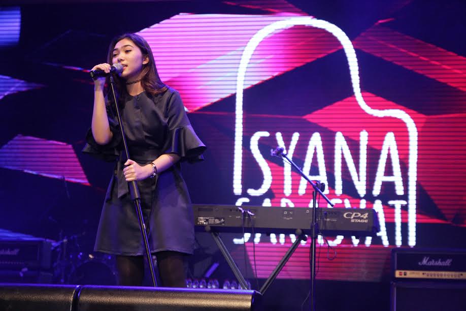 Isyana Sarasvati Tampil Menghibur Pengunjung di Pekan Raya Indonesia