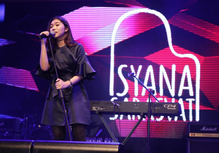 Isyana Sarasvati Tampil Menghibur Pengunjung di Pekan Raya Indonesia