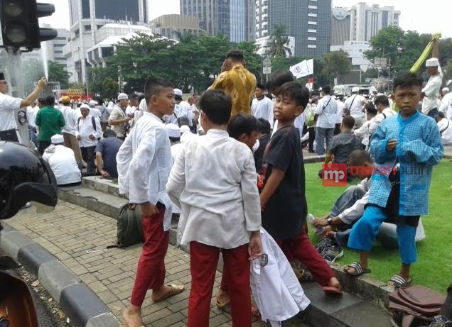 Karena Penasaran, Anak-anak Pun Ikut Berdemo