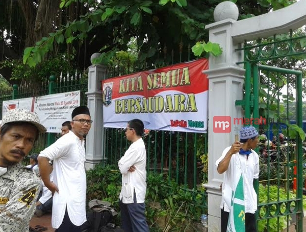 Spanduk Aksi Damai Bertebaran di Tengah Demo 4 November 