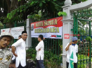 Spanduk Aksi Damai Bertebaran di Tengah Demo 4 November 