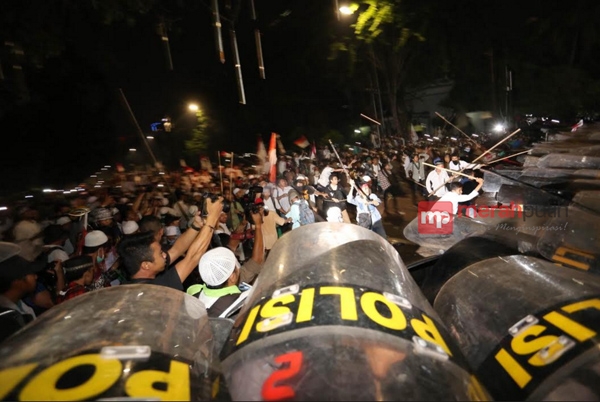 Pengunjuk Rasa Jebol Barikade Polisi