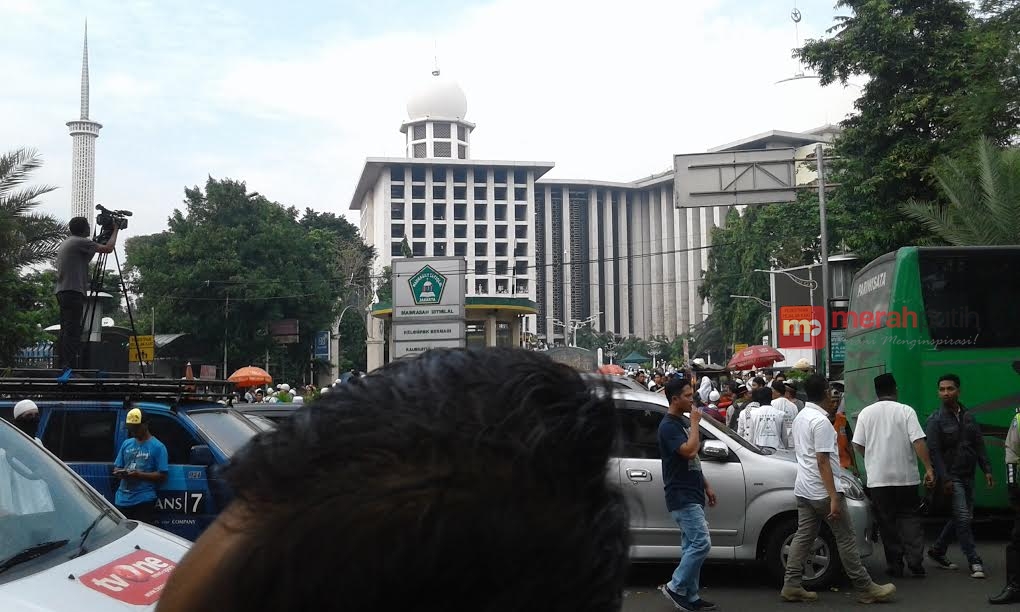 Ribuan Demonstran Telah Berkumpul di Masjid Istiqlal