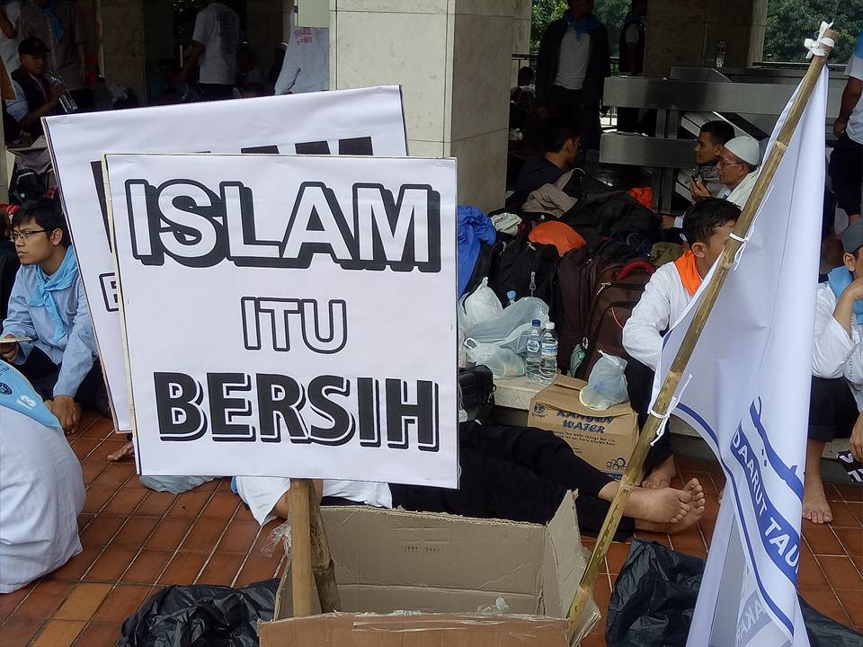 Pasukan Demo Aa Gym Bersih-Bersih di Masjid Istiqlal