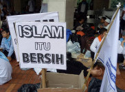 Pasukan Demo Aa Gym Bersih-Bersih di Masjid Istiqlal