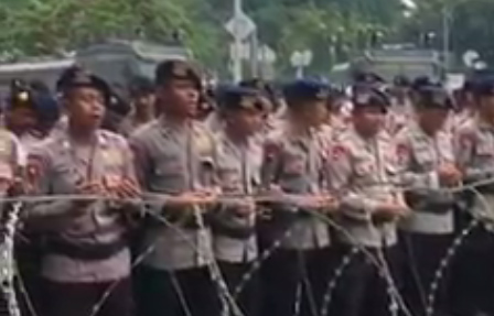 Bikin Sejuk, Brimob Lantunkan Asmaul Husna di Depan Pendemo Aksi 4 November