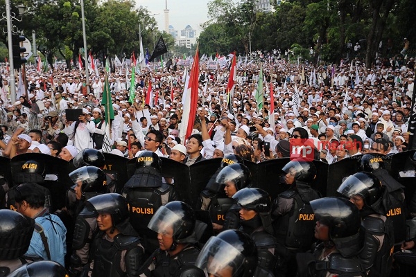 Bentrokan Massa Aksi 4 November di Depan Istana Merdeka