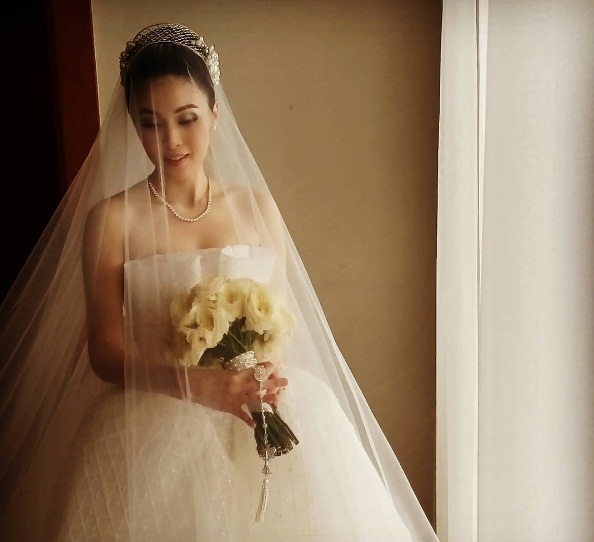Keindahan Gaun dan Mahkota Sandra Dewi 