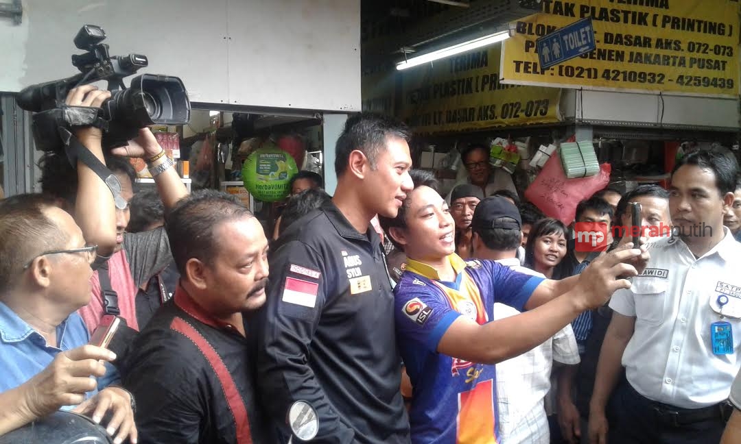 AHY Blusukan dan Belanja di TPS Pasar Senen