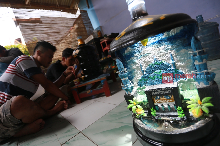 Pengrajin Curug Galon Tangerang