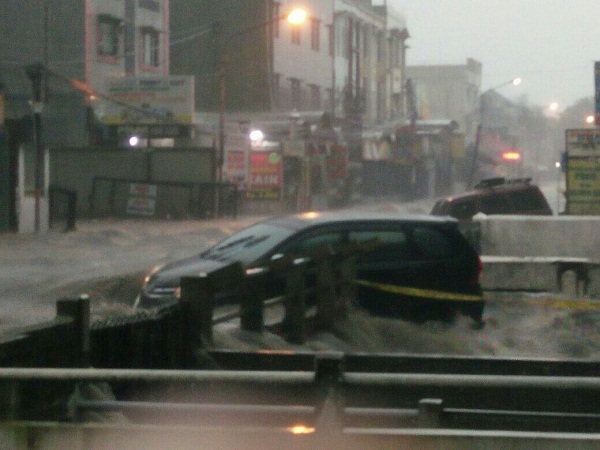 Bandung Kembali Diterjang Banjir, Mobil Terjebak di Jalan Pagarsih