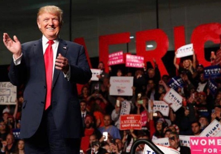 Aksi 2 Wanita Topless di TPS Donald Trump Bikin Geger