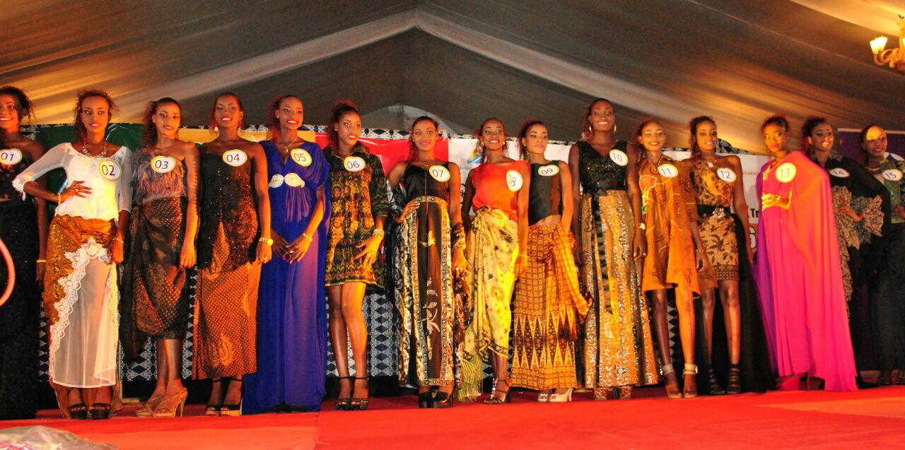 15 Grandfinalis Miss Senegal Kenakan Batik Indonesia