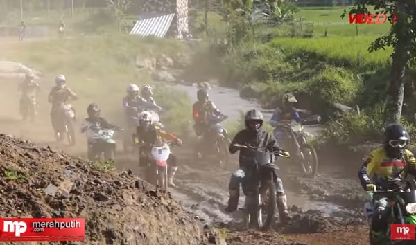 Penggila Motor Cross Jajal Trek Offroad JSI