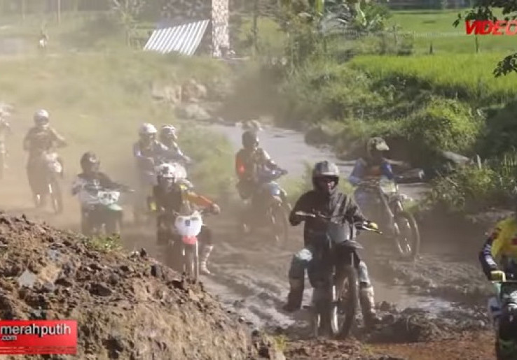 Penggila Motor Cross Jajal Trek Offroad JSI