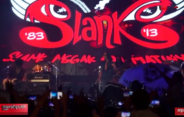 Aksi Panggung Slank Bawakan Pulau Biru