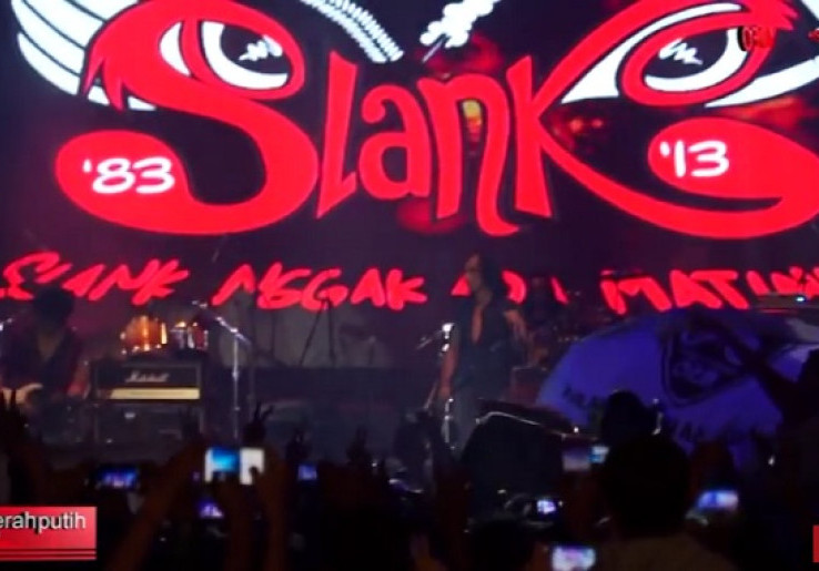 Aksi Panggung Slank Bawakan Pulau Biru