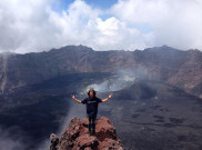 Pesona Panorama Kaldera di Puncak Gunung Raung