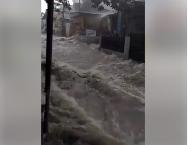 Video Seramnya Banjir di Jalan Sukajadi Bandung