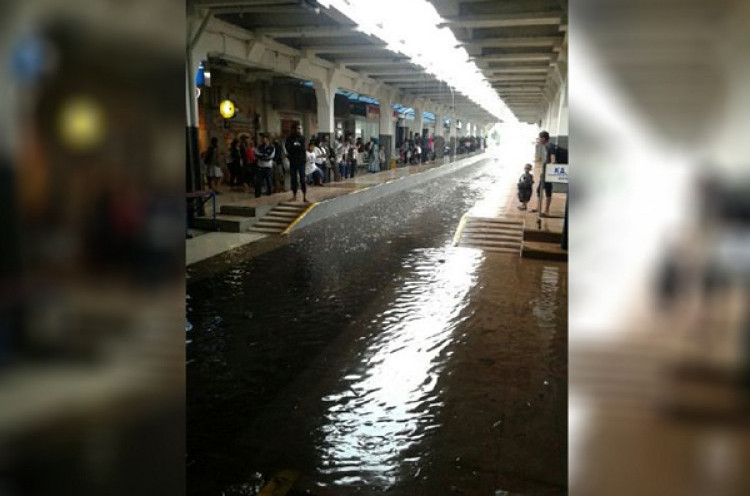 Kembali Diterjang Banjir, Stasiun Bandung Terendam