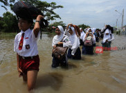 Anak-anak Sekolah saat Banjir Total Persada