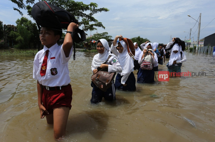 Anak-anak Sekolah saat Banjir Total Persada