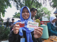 Peringati Hari Kesehatan Nasional, Mahasiswa Solo Bagikan Jamu di CFD