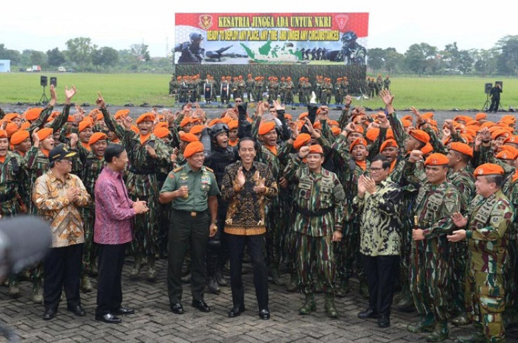 Presiden Jokowi di Tengah Pasukan Baret Jingga