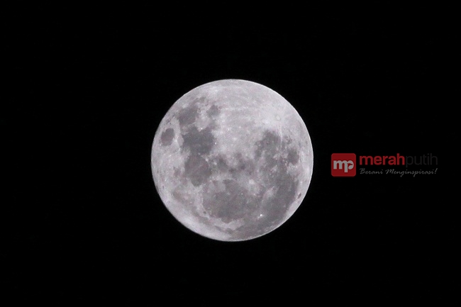 Penampakan Supermoon di Langit Jakarta
