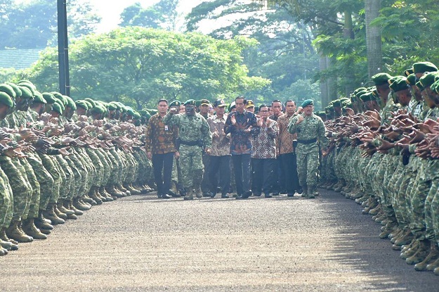 Presiden Jokowi Merasa Nyaman Disisi Pasukan TNI