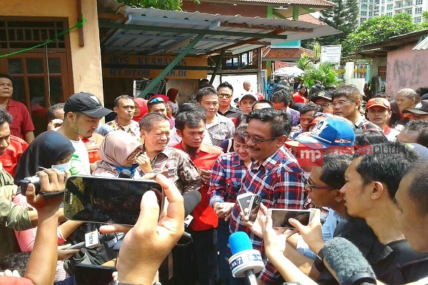 Djarot Pamer Kemesraan dengan Istri di Kebayoran Lama Utara