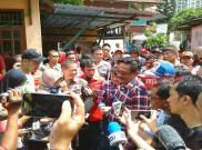 Djarot Pamer Kemesraan dengan Istri di Kebayoran Lama Utara