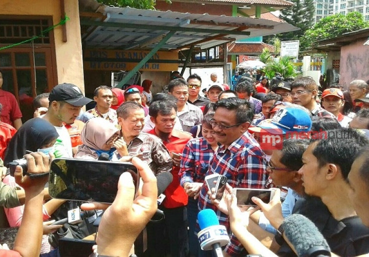 Djarot Pamer Kemesraan dengan Istri di Kebayoran Lama Utara