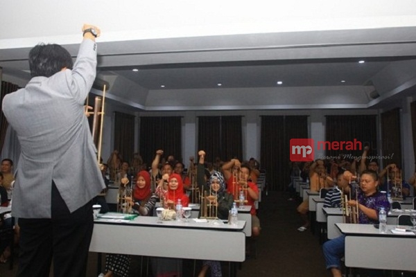 Kekompakan Wartawan Tangerang Diuji lewat Permainan Angklung