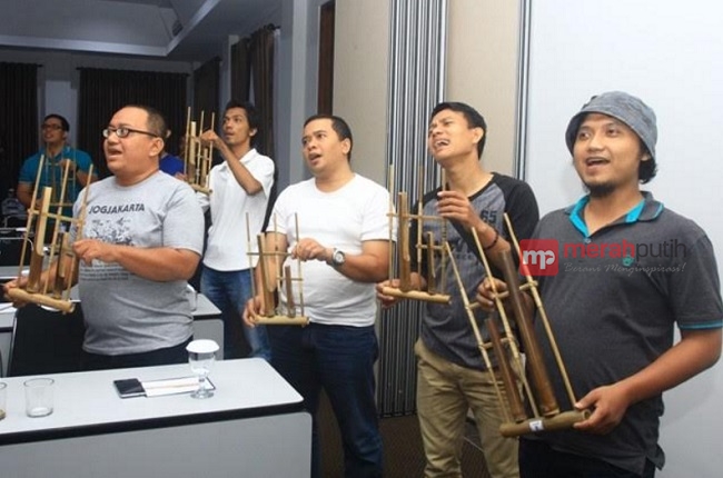 Memaknai Hidup dari Filosofi Angklung